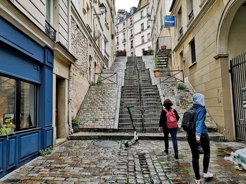 Montmartre : private family tour - Authenticity and Family Focus