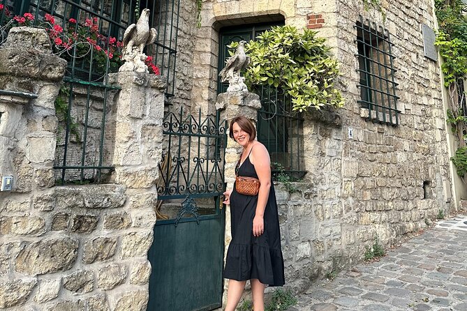 Montmartre Sacre Coeur Tour With Local Guide - Guide Identification