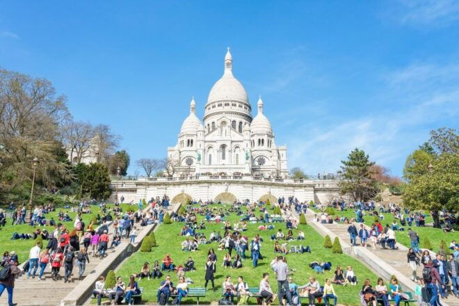 Montmartre: Semi Private Tour in English, Spanish or Italian - Expert Guide and Small Group Tour