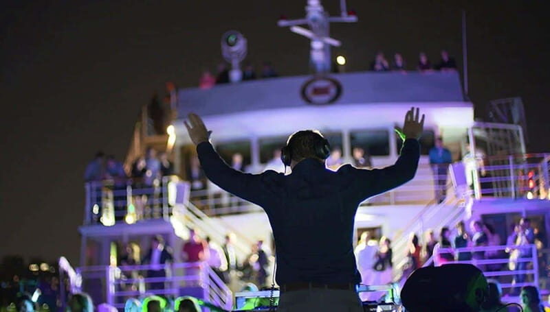 Montréal: 3 or 5-Course Dinner Cruise with DJ & Dancing - A Closer Look at the Experience