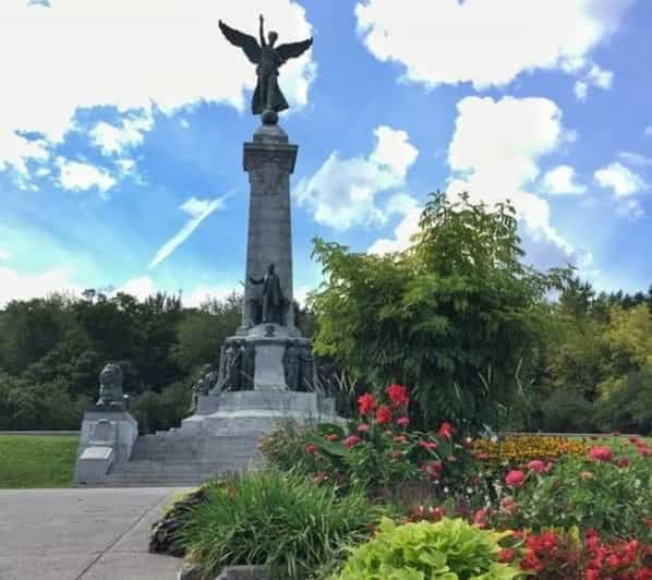Montreal : Downtown & Underground Walking Tour With a Guide - Tour Experience