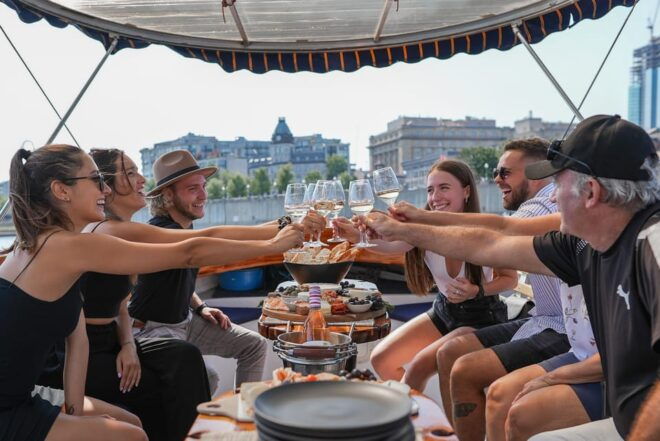 Montreal: Electric Boat Cruise With Onboard Drinks - Onboard Amenities