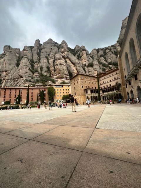 Montserrat & Cavas - Tour Details
