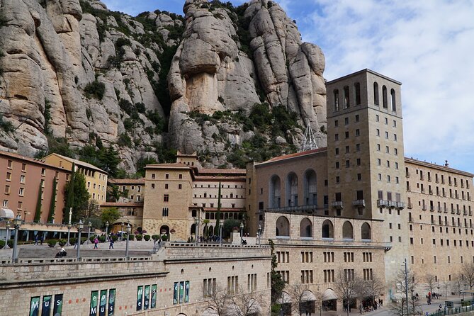 Montserrat Day Trip With Lunch and Wine Tasting From Barcelona - Itinerary Highlights