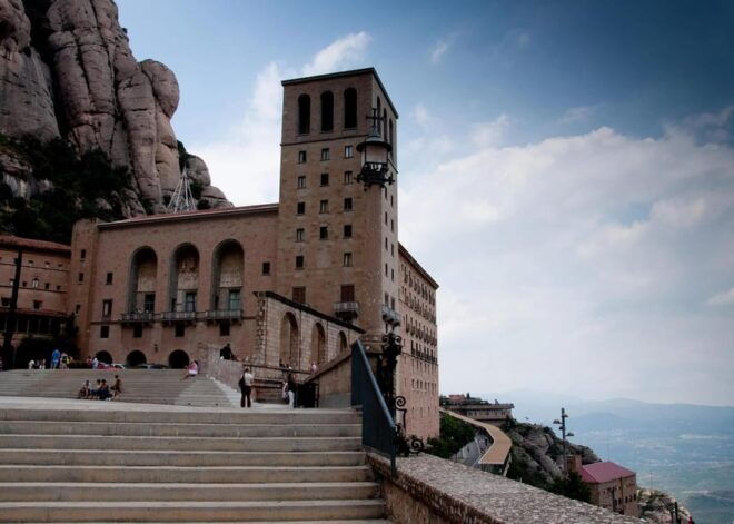 Montserrat: Gothic Architecture, Monastery and Black Madonna - Guided Tour Highlights