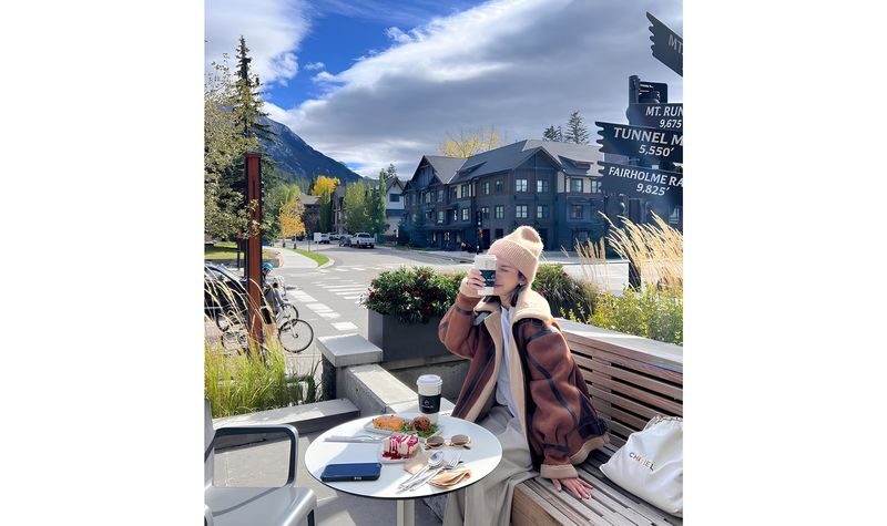 Moraine Lake and Lake Louise Half-Day Bus Tour - Two lakes, one bus outing