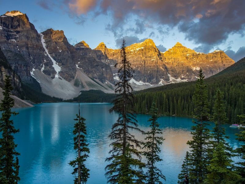 Moraine Lake & Lake Louise Sunrise Guided Tour - First light at Moraine Lake and the Ten Peaks