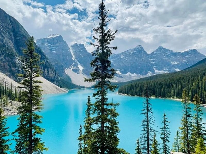 Moraine Lake & Lake Louise Tour from Calgary, Canmore, Banff - What the guide adds, and where service can vary