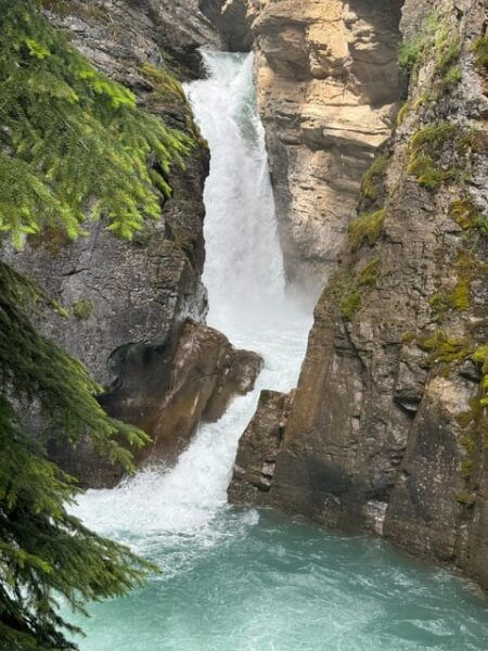 Moraine,Lake Louise ,Emerald Lake,Johnston Canyon &Banfftour - Discovering Breathtaking Scenery