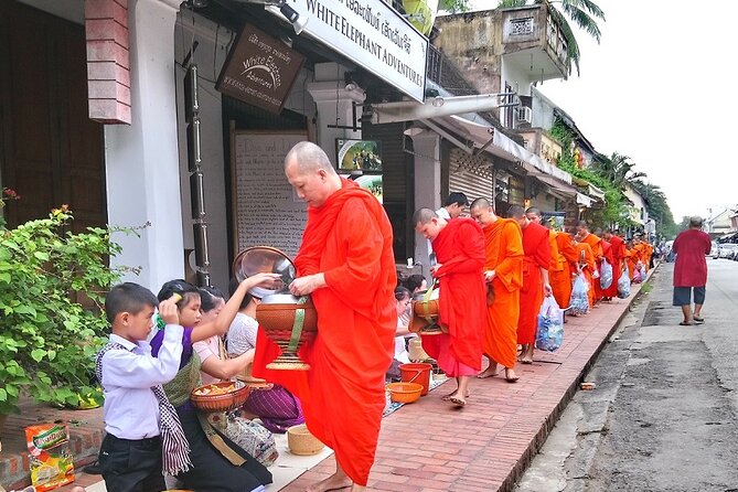 Morning Alms Giving Ceremony and Local Market Experience - Good To Know