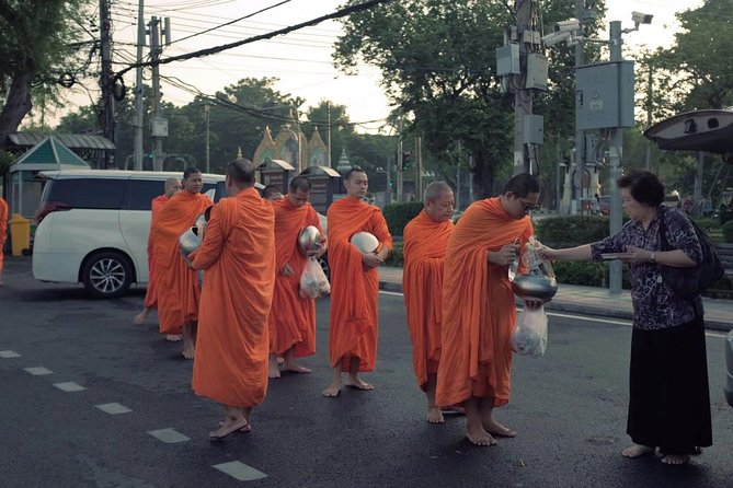 Morning Buddhist Almsgiving and Temple & Market Tour - Nang Loeng Market Experience