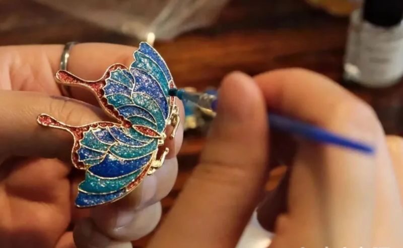 Mother-of-Pearl Jewelry Workshop in a Historic Shanghai Alley - A quiet studio near Tianzifang