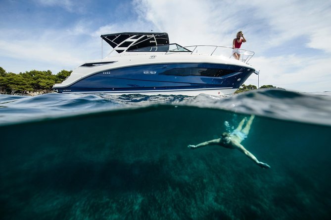 Motor Yacht (2020)Luxury Private Cruise Around Santorini - Onboard Amenities and Services