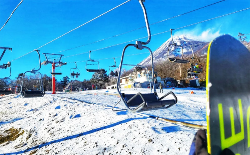 Mount Fuji 2nd Stage YETI Skiing & Hot Spring Resort Day Trip - Four hours for skiing, sledding, or first snow