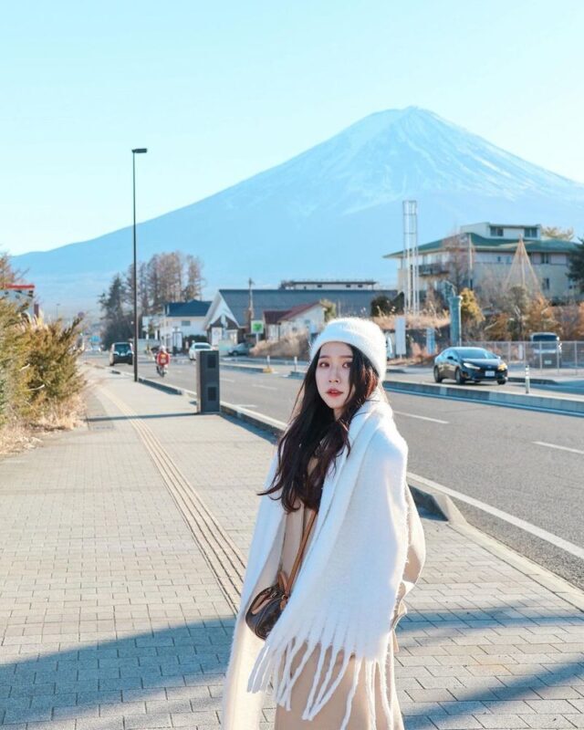 Mount Fuji 5 Must-Visit Instagram Spots Day Tour: Mount Fuji Yume no Ohashi Bridge, Lawson Convenience Store, Arakurayama Sengen Park, Honcho Shopping Street, and Oshino Hakkai (Guided in Chinese or English, Departing from Shinjuku, Tokyo) - Lawson Kawaguchiko: a convenience-store photo stop
