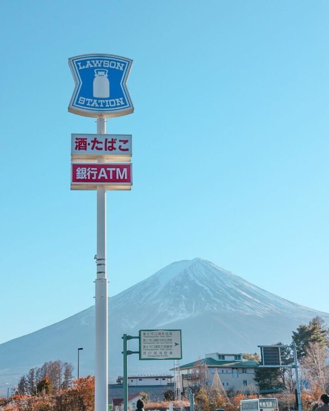 Mount Fuji 5 Must-Visit Instagram Spots Day Tour: Mount Fuji Yume no Ohashi Bridge, Lawson Convenience Store, Arakurayama Sengen Park, Honcho Shopping Street, and Oshino Hakkai (Guided in Chinese or English, Departing from Shinjuku, Tokyo) - Oshino Hakkai: clear spring ponds and a lunch choice