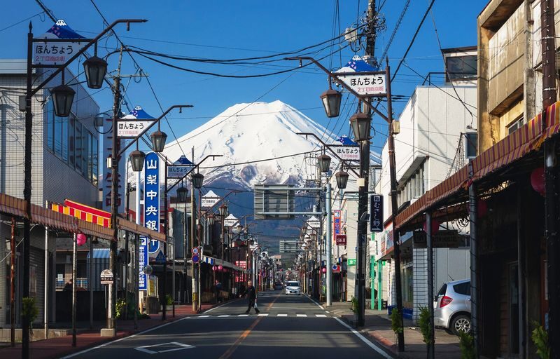Mount Fuji Classic Day Tour: Arakurayama Sengen Park/5th Station & Lake Kawaguchiko for Cherry Blossoms in Spring and Autumn Leaves in Autumn. Round trip from Tokyo. Hotel pickup and drop-off can be added. (Chinese service) - What the price buys, and what it does not