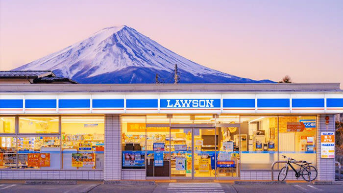 Mount Fuji day trip from Japan | Mount Fuji & Kawaguchi Lake & Gotemba Outlet & Internet-famous convenience store | Departing from Tokyo Ginza | Trilingual guide in Chinese/English/Korean - What the guide service means in practice