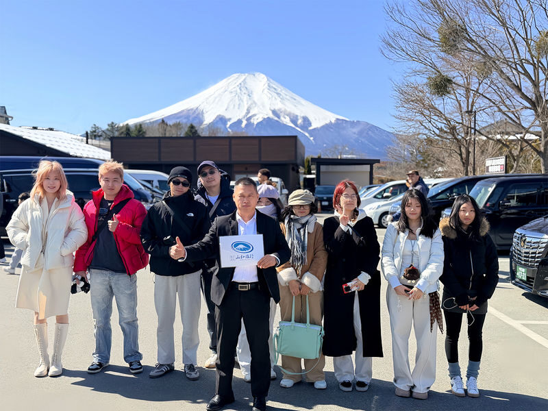 Mount Fuji Full-Day Small Group driver-guide tour (with Pick-up option) - Lake Kawaguchiko and the Lawson photo stop