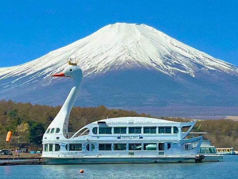 Mount Fuji Internet Celebrity Twin Lakes Check-in] Lake Kawaguchiko & Lake Yamanakako & Oshino Hakkai & Arakurayama Sengen Park & Hinokawashi Clock Shop & Lawson Convenience Store One-Day Tour (Departing from Tokyo) - Fujiyoshida’s clock shop and the pagoda climb
