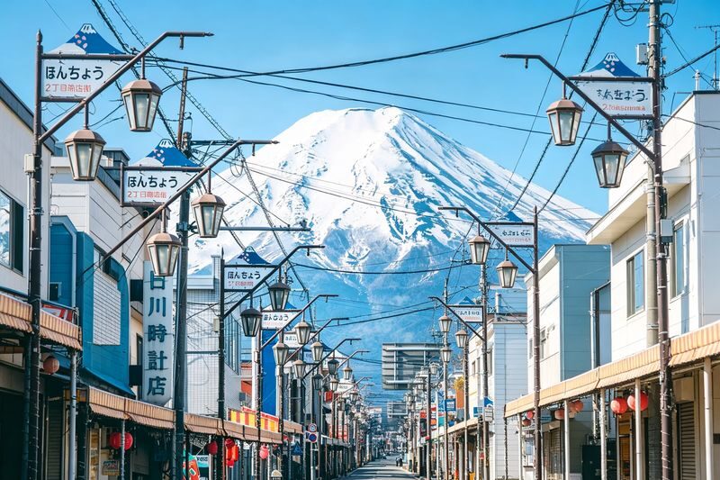 Mount Fujis Popular Must-See Six-View Day Tour - Arakurayama Sengen Park, Lake Kawaguchiko, Oshino Hakkai, Lake Yamanakako, Lawson Convenience Store, Nichikawa Clock Shop - Arakurayama Sengen Park: the pagoda and the climb