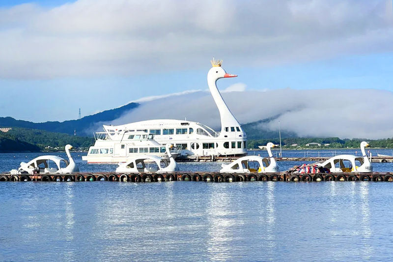 Mount Fuji Twin Lakes Instagram-Worthy Spots Day Tour | Lake Yamanaka Multiple Experiences Available + Lake Kawaguchi Oishi Park + Oshino Hakkai + Lawson Convenience Store + Nikawa Tokei Store (Departure from Tokyo) - Oshino Hakkai’s clear spring ponds