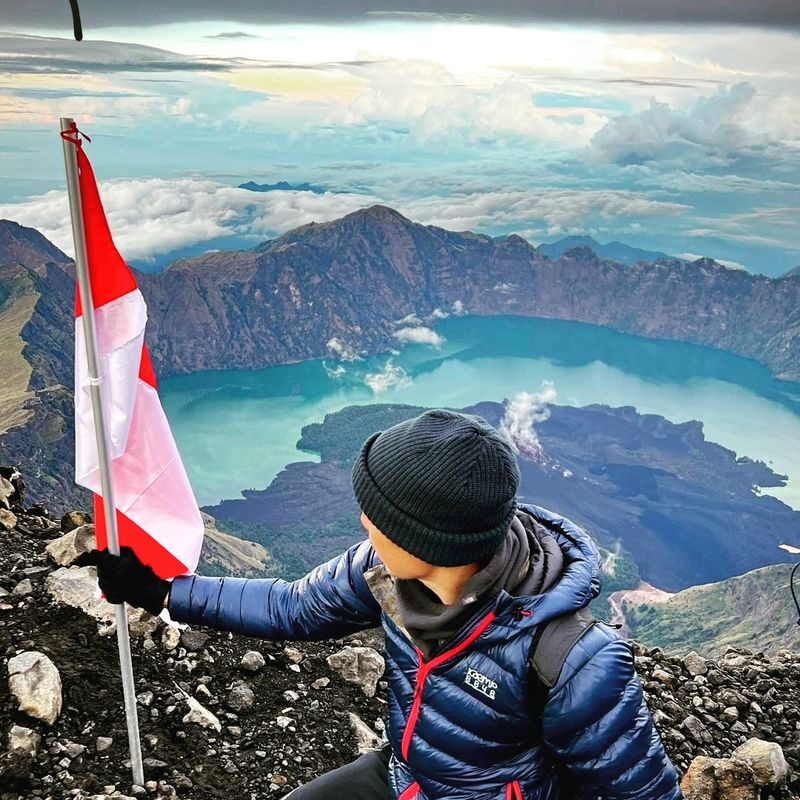 Mount Rinjani Crater Rim Multi-Days Trekking in Lombok - The descent tests tired legs