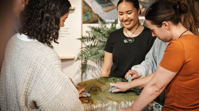 Mountain Jade Highlights Tour in Rotorua - Choosing a piece and making a necklace