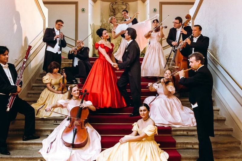 Mozart & Johann Strauss concert with ballet ticket - A compact concert in a grand ballroom