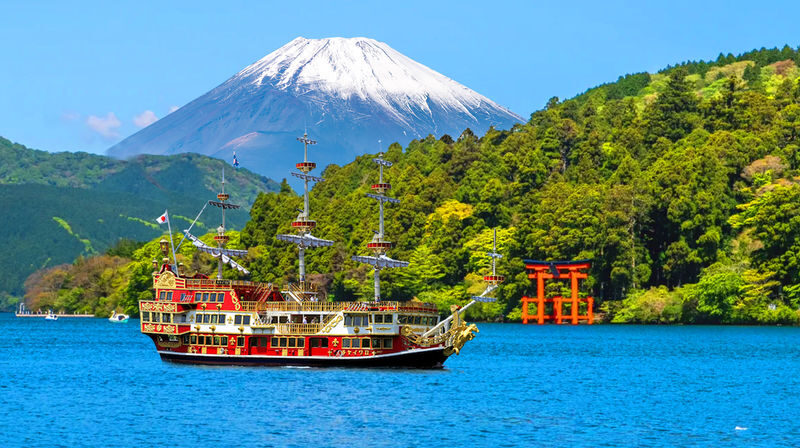 Mt. Fuji, Hakone, Kamakura, and Enoshima Day Trip: Lake Ashi Pirate Ship Cruise & Mt. Fuji and Owakudani Views by Ropeway & Enoshima Scenic Views and Gourmet Food (Departure from Tokyo/Shinjuku) - A day that trades depth for variety