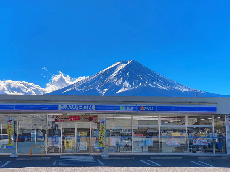 Mt. Fuji Instagram-Worthy Spots Day Tour: Ladder Town, Oshino Hakkai, Lake Kawaguchi, Lawson Convenience Store (Departing from Tokyo Station or Shinjuku Station) - A photo route, not a slow countryside ramble