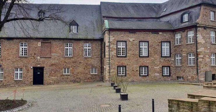 Mülheim: Broich Castle Scavenger Hunt Smartphone Game - Experience Highlights