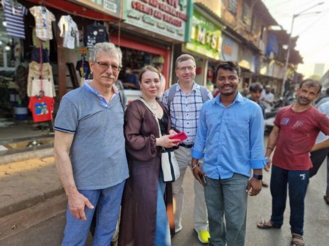Mumbai at Dawn: Early Morning Markets and Temples Tour - Temple Exploration