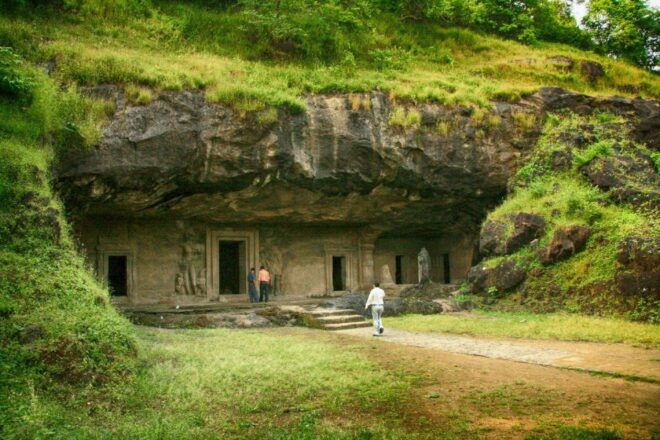 Mumbai: Elephanta Caves Half-Day Guided Tour - Ferry Ride and Climbing Steps