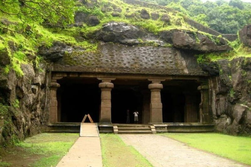 Mumbai: Elephanta Caves Tour with Ferry & Snacks - Exploring the Elephanta Caves by Ferry