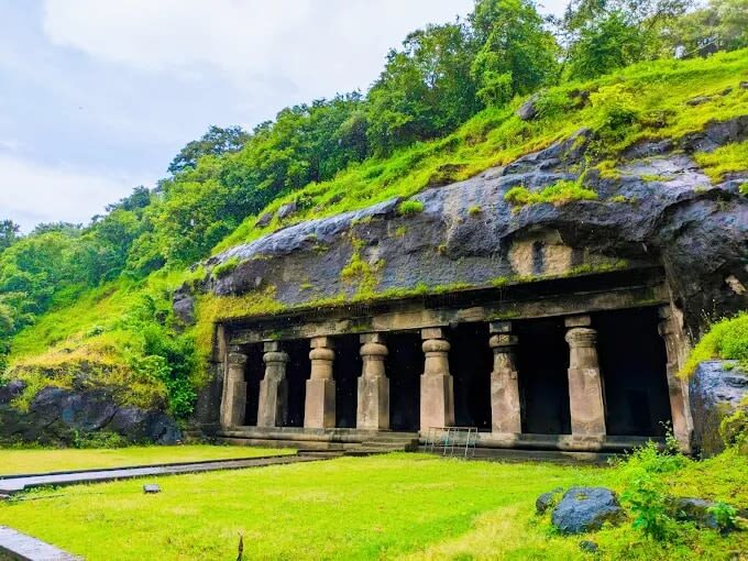Mumbai Full-Day Private Tour with Ferry & Transfers - Marine Drive and the return through the city