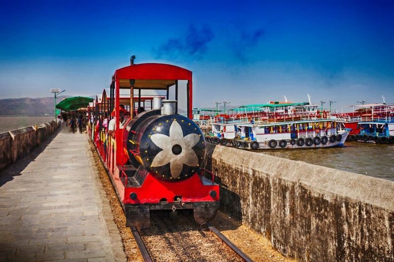 Mumbai: Full-Day Sightseeing Tour of Mumbai with Elephanta Caves - Why the guide matters as much as the route