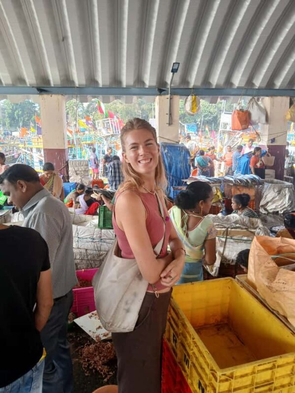 Mumbai Morning Culture Tour- Before The City Roars - Urban Views from the Train and Skyscrapers