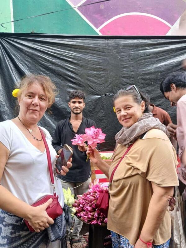Mumbai Slum Tour with Dhobi Ghat Laundry & Flower Markets - Detailed Breakdown of the Itinerary