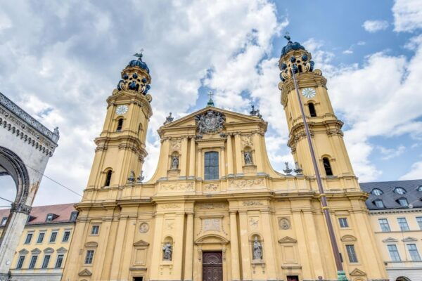 Munich: Altstadt & Viktualienmarkt Stadtrundgang Auf Deutsch - Dallmayr Store: A Gourmet Delight in Munich