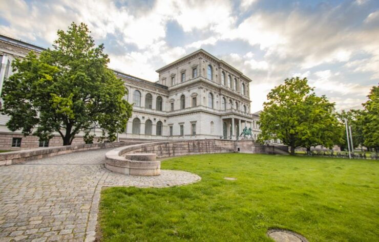 Munich: City Sights and Photo Walking Tour With a Local - Capture Stunning Photos of the Citys Sights