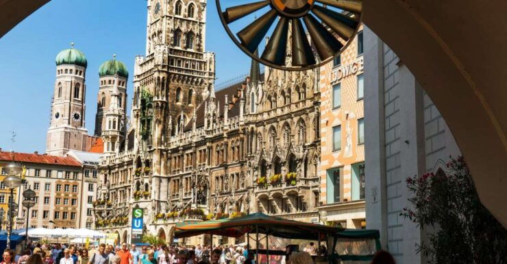 Munich: CityTour-Eisbachwelle Surf - FC Bayern - Marienplatz - Marienplatz: Neues Rathaus and Glockenspiel