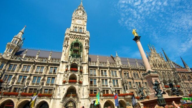 Munich: CityTour-Eisbachwelle Surf - FC Bayern - Marienplatz - Viktualienmarkt: Bustling Farmers Market
