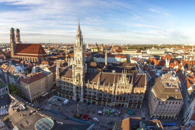 Munich: CityTour-Eisbachwelle Surf - FC Bayern - Marienplatz - Frauenkirche and Other Churches: Religious Landmarks