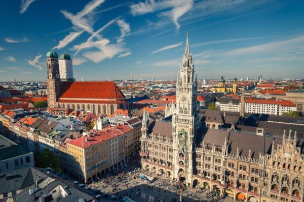 Munich: CityTour-Eisbachwelle Surf - FC Bayern - Marienplatz - Munich City Bus Tour & Allianz Arena Tour: Exploring the City and Stadium