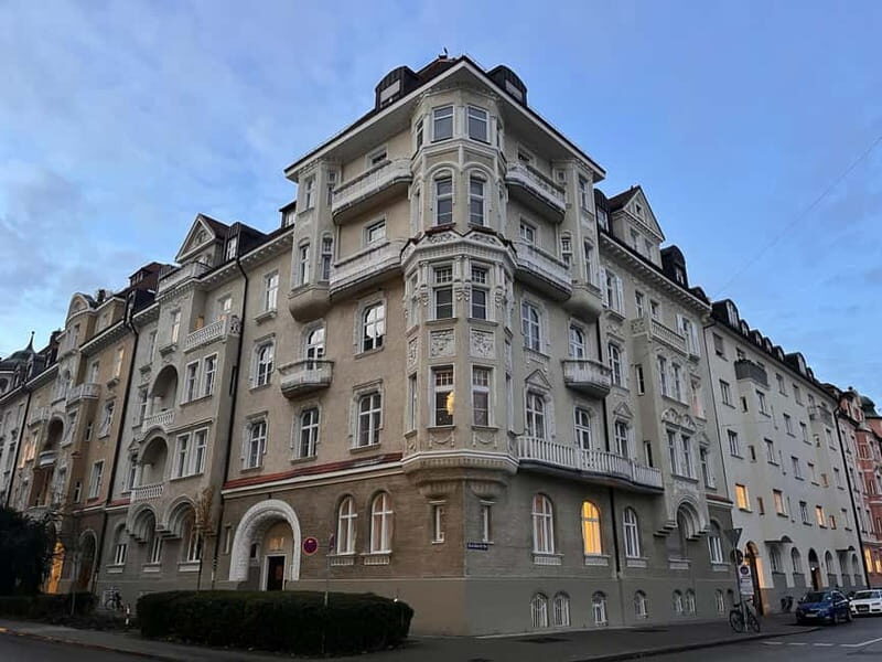 Munich: Guided Private E-Bike Tour with Beer Garden Lunch - Discovering Munich on Two Wheels