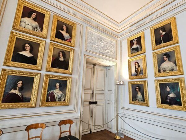 Munich: Guided Tour of Nymphenburg Palace and Park in German - Exploring Nymphenburg Palace