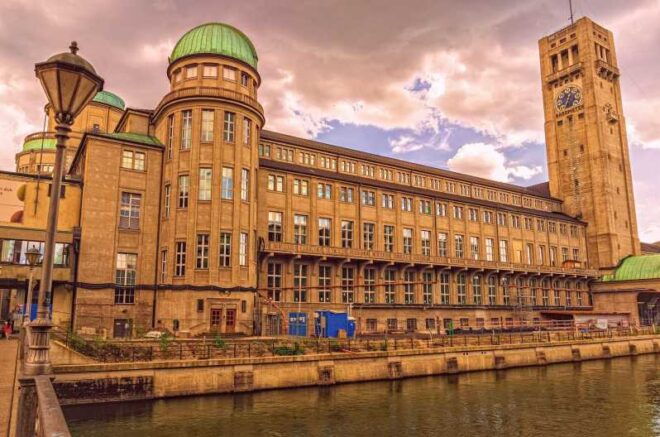Munich Private Guided Walking Tour With Deutsche Museum - Customization Options Available