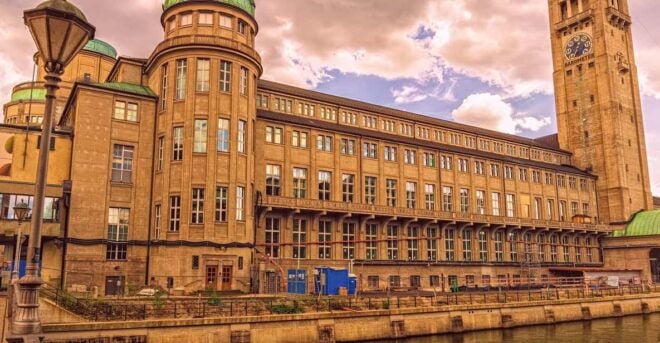 Munich Private Guided Walking Tour With Deutsche Museum - Language Options