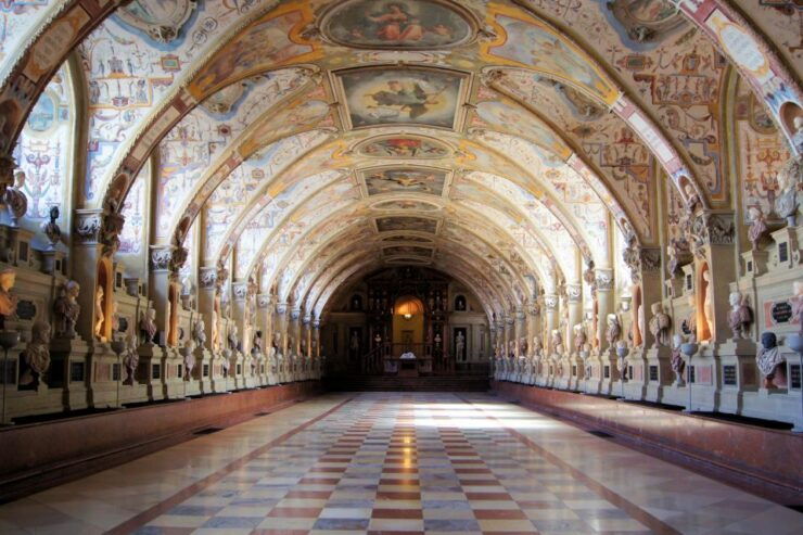 Munich: Residenz Palace, Museum and Treasury Private Tour - Experience